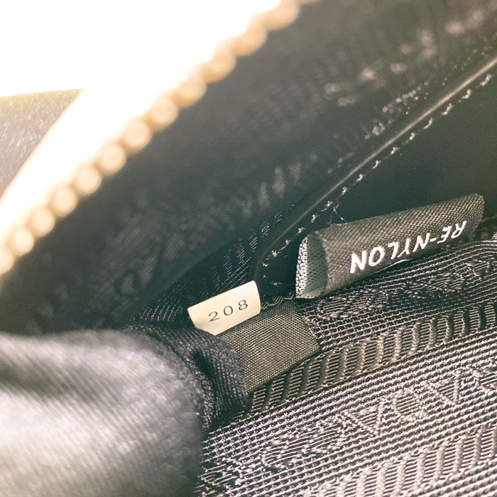 Prada 프라다 로스백  pr241x