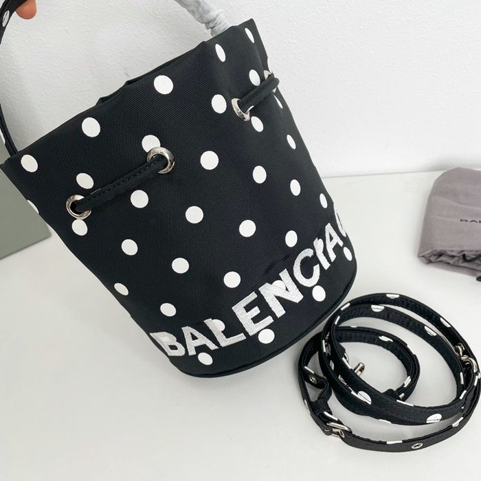 BALENCIAGA  발렌시아가 여성 버킷백  ba97x