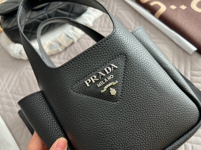  Prada 프라다 가죽 미니 핸드백