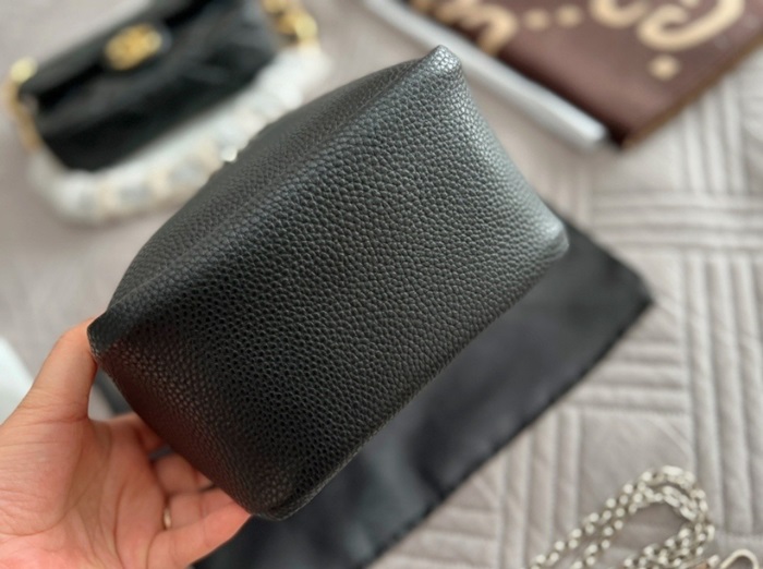  Prada 프라다 가죽 미니 핸드백