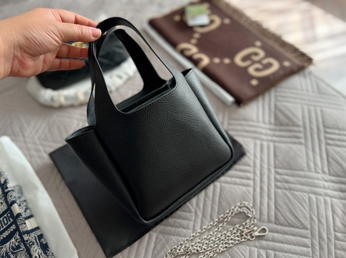  Prada 프라다 가죽 미니 핸드백