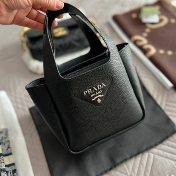  Prada 프라다 가죽 미니 핸드백