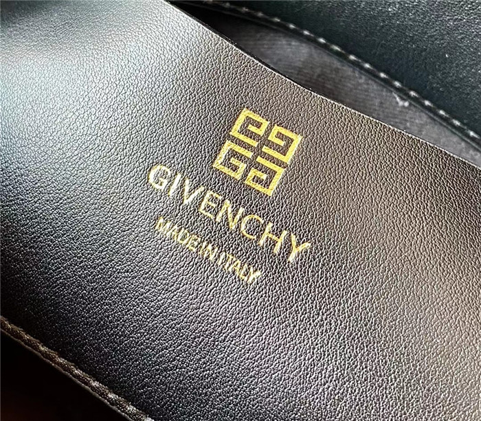 Givenchy  지방시 4G 소프트 숄더백 G50170