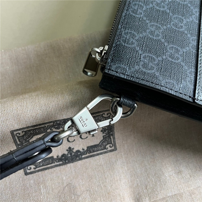 GUCCi 구찌 컷아웃 인터로킹 G 파우치 723320