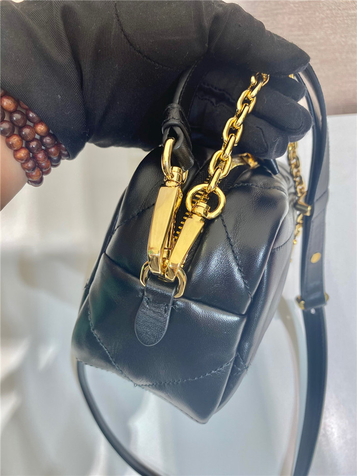  Prada 프라다 퀼티드 레더 카메라 숄더백 1BH19