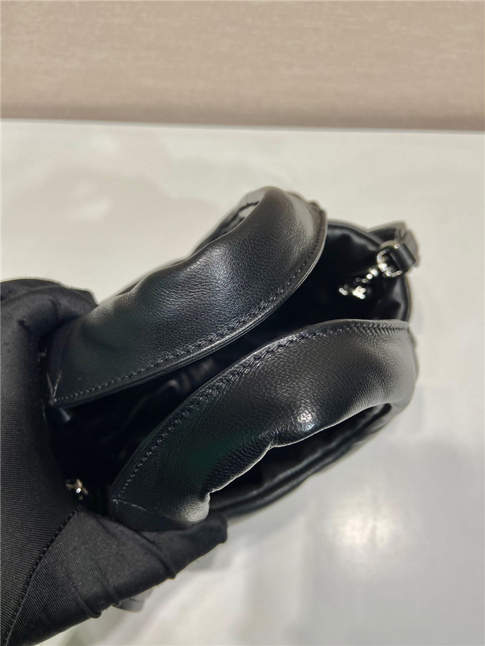  Prada 프라다 나파 패딩 소프트 레더 핸드백 스몰 1BA359