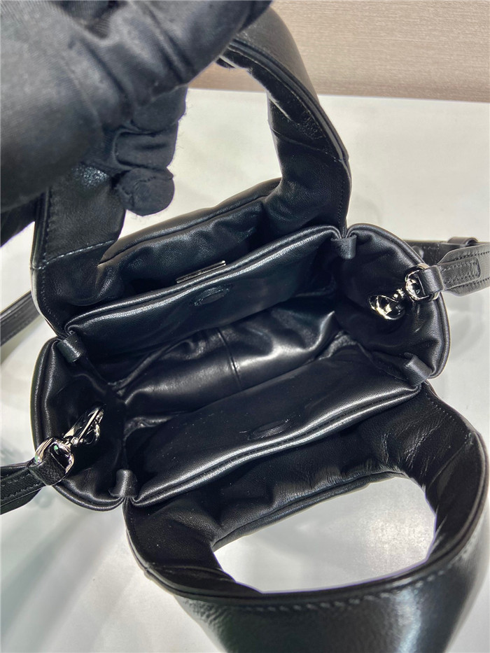  Prada 프라다 나파 패딩 소프트 레더 핸드백 스몰 1BA359