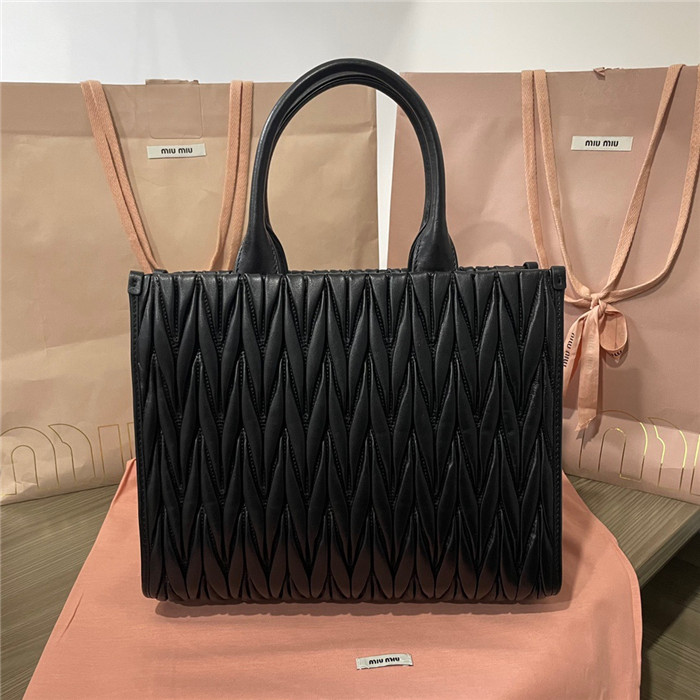 Miumiu   미우미우 마테라쎄 나파 가죽 토트백 라지 5BG258
