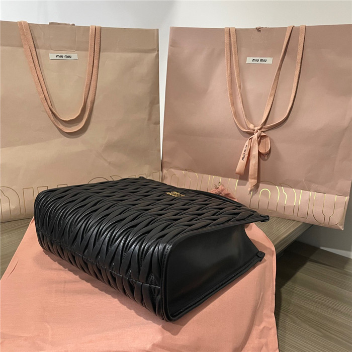 Miumiu   미우미우 마테라쎄 나파 가죽 토트백 라지 5BG258