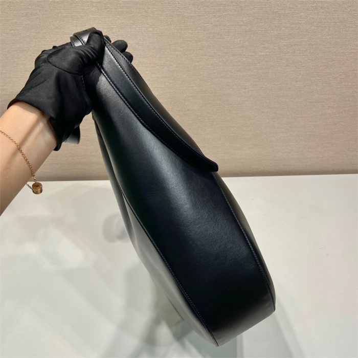 PRADA  프라다 라지 레더 브러시드 숄더백 1BC181