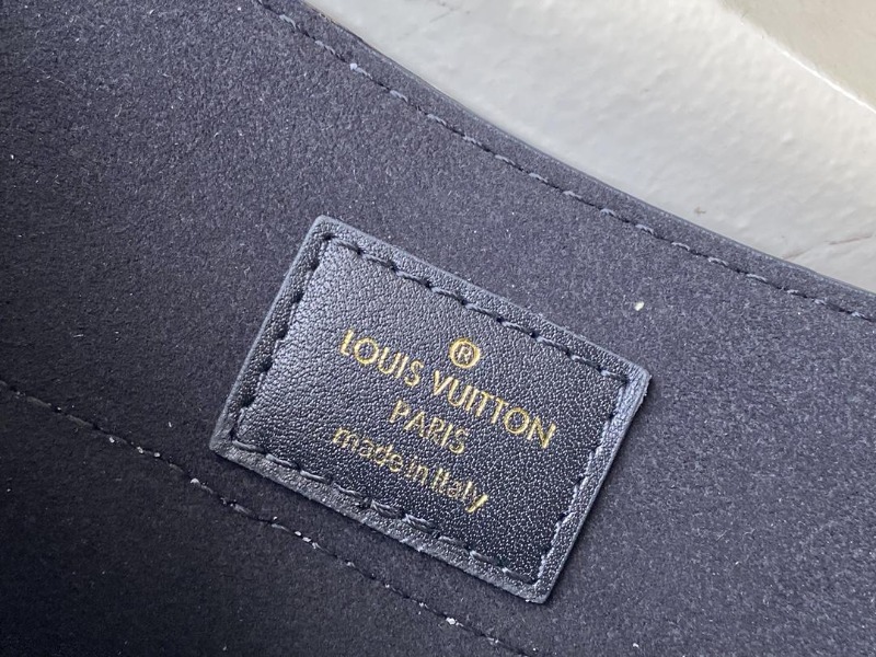  LOUIS VUITTON  루이비통 하이드 앤드 시크 에피 핸드백