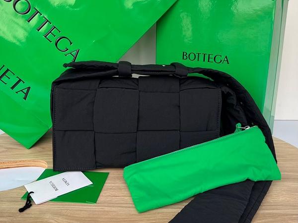 Bottega Veneta 보테가베네타 패디드 테크 카세트 백 705579