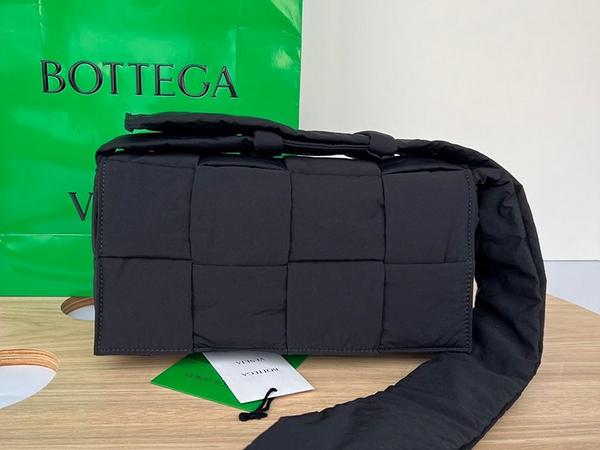 Bottega Veneta 보테가베네타 패디드 테크 카세트 백 705579