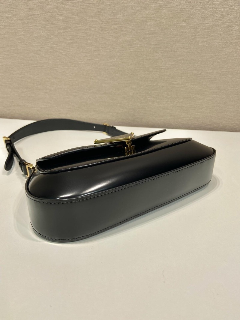  PRADA 프라다 브러쉬드 가죽 숄더백