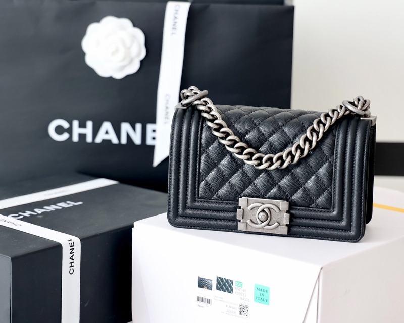 [블랙핑크 제니] CHANEL 샤넬 보이 플랩백 스몰 캐비어 은장 블랙
