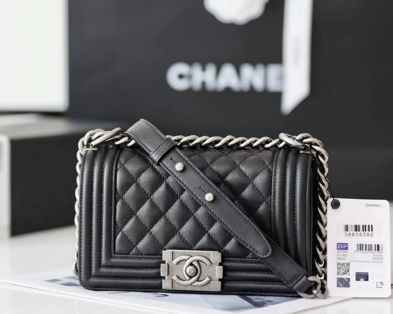[블랙핑크 제니] CHANEL 샤넬 보이 플랩백 스몰 캐비어 은장 블랙