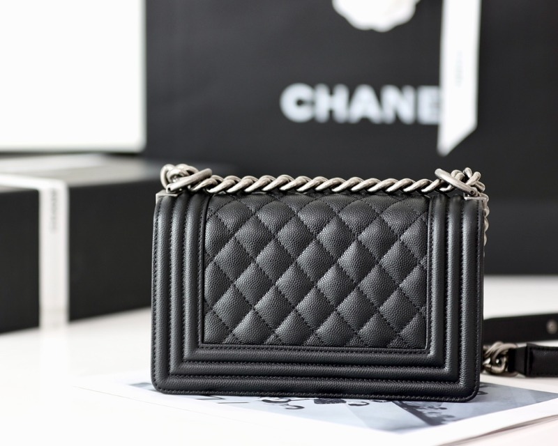 [블랙핑크 제니] CHANEL 샤넬 보이 플랩백 스몰 캐비어 은장 블랙