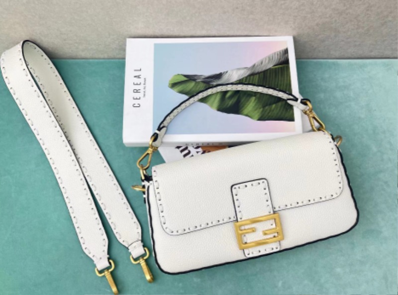 [배우 기은세] FENDI 펜디 바게트 오버사이즈 탑스티치 카멜리아 셀러리아 백