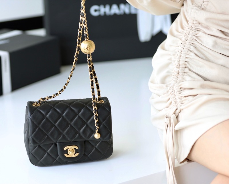 [블랙핑크 제니] CHANEL 샤넬 체인 골든볼 쁘띠삭 램스킨 숄더백 블랙 금장