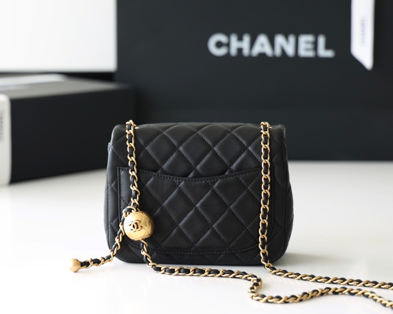 [블랙핑크 제니] CHANEL 샤넬 체인 골든볼 쁘띠삭 램스킨 숄더백 블랙 금장