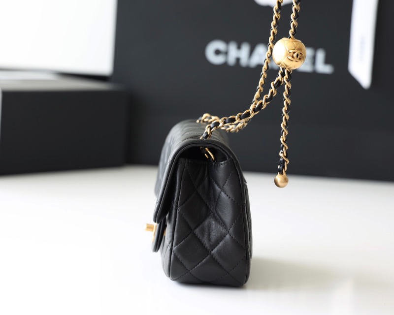 [블랙핑크 제니] CHANEL 샤넬 체인 골든볼 쁘띠삭 램스킨 숄더백 블랙 금장