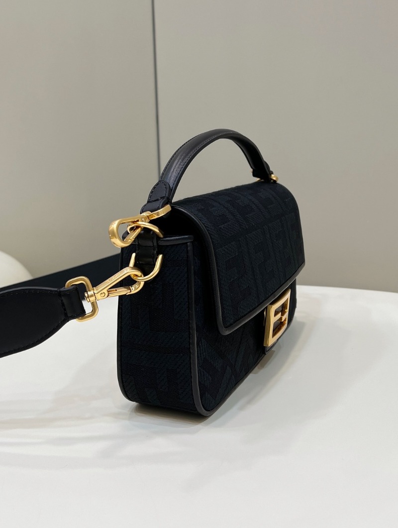 [아이브 안유진] FENDI 펜디 캔버스 미디움 바게트 백