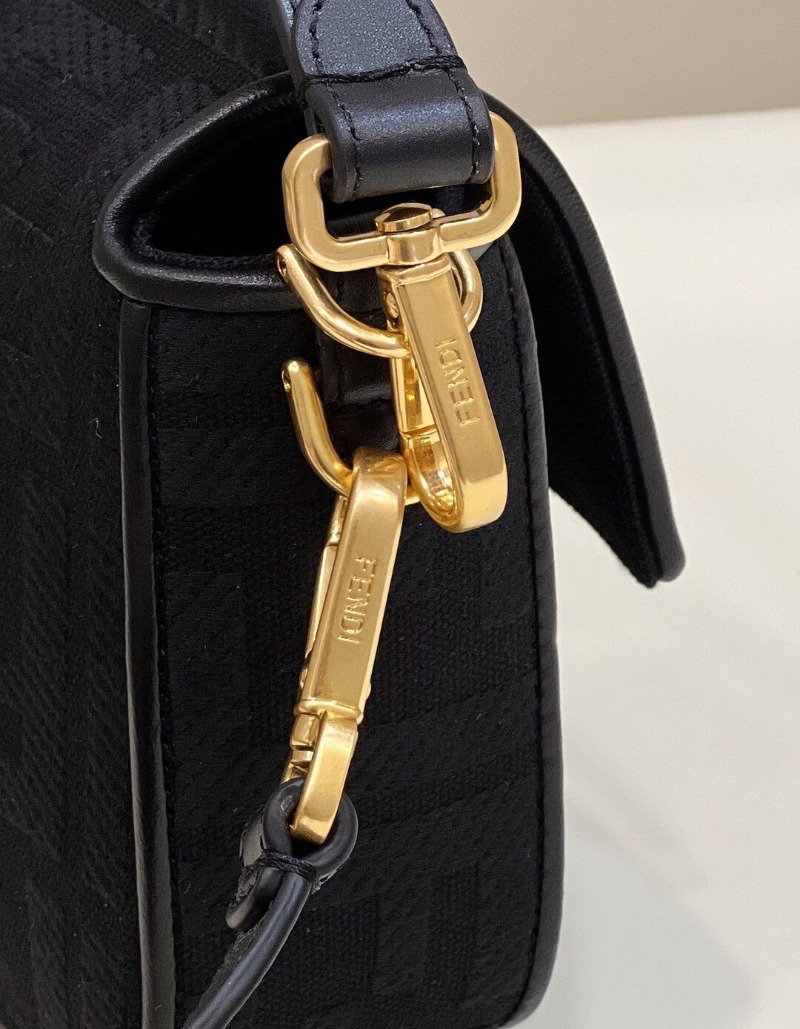 [아이브 안유진] FENDI 펜디 캔버스 미디움 바게트 백