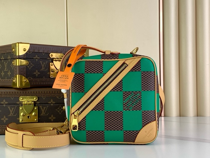 LOUIS VUITTON 루이비통 남성 체스 메신저 베르