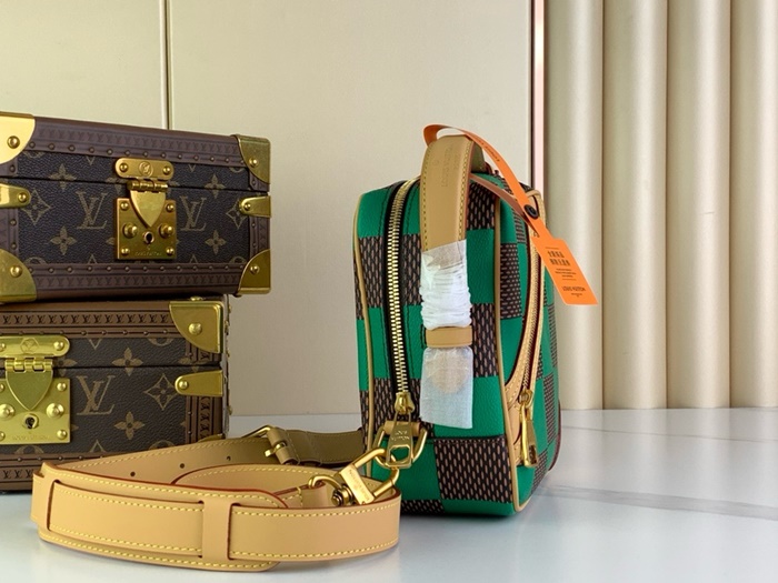 LOUIS VUITTON 루이비통 남성 체스 메신저 베르