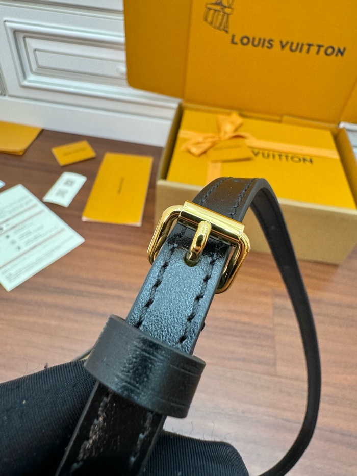Louis vuitton 루이비통 여성 베니티 체인 파우치