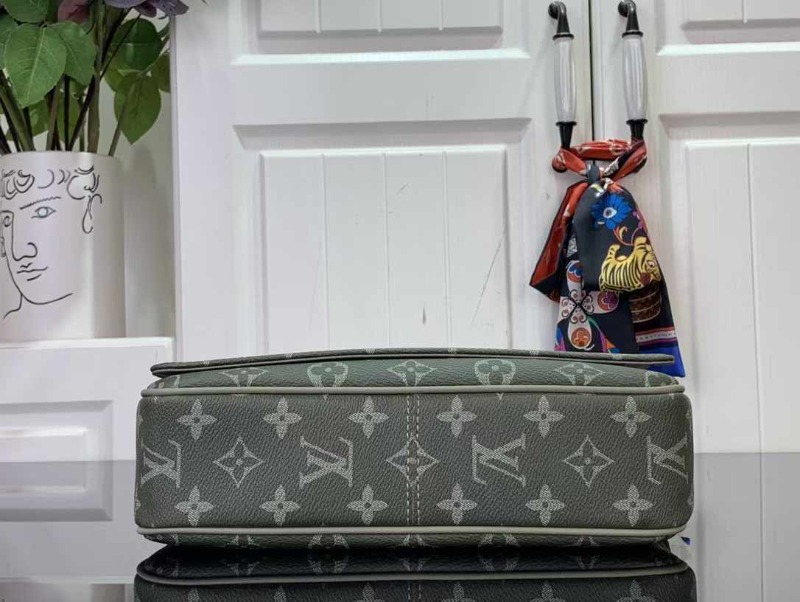 LOUIS VUITTON 루이비통 디스트릭트 메신저백
