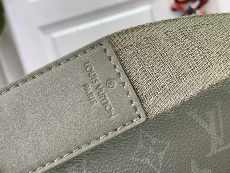 LOUIS VUITTON 루이비통 디스트릭트 메신저백