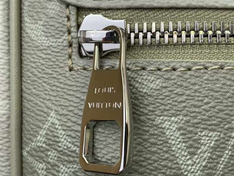 LOUIS VUITTON 루이비통 디스트릭트 메신저백