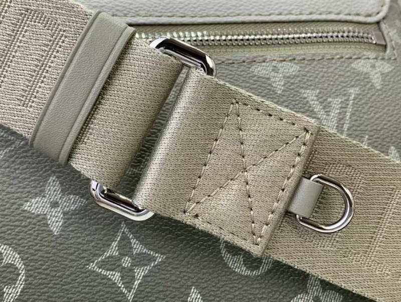 LOUIS VUITTON 루이비통 디스트릭트 메신저백