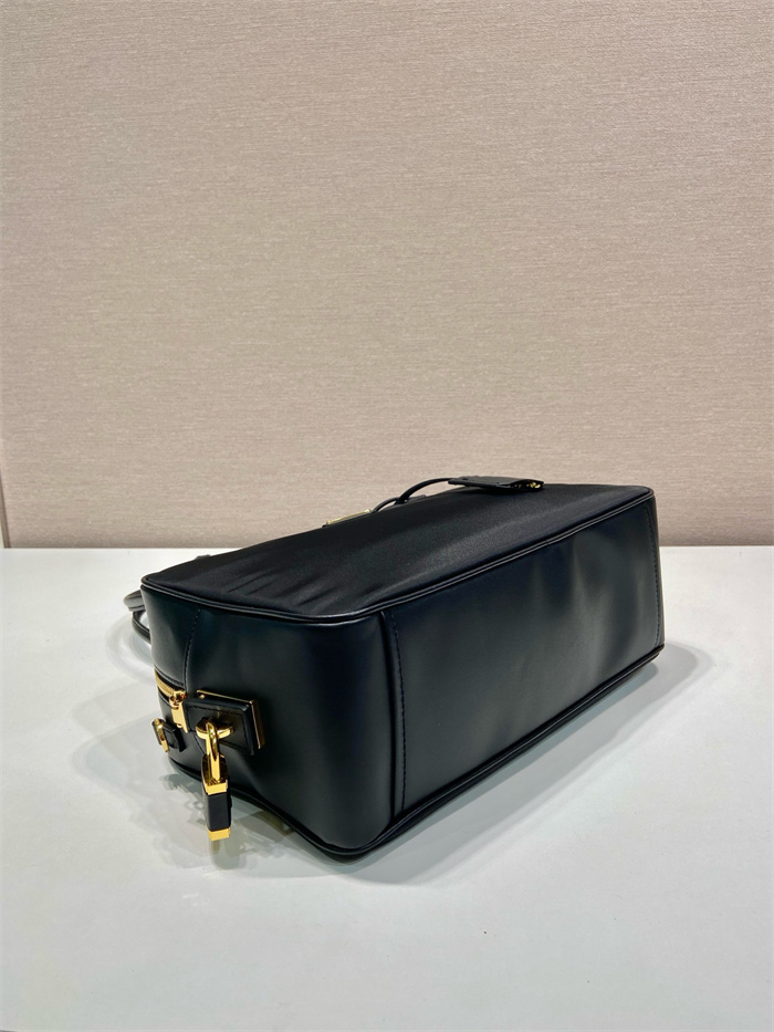 PRADA 프라다 자물쇠 미디엄 리나일론 가죽 탑 핸들백 1BB132