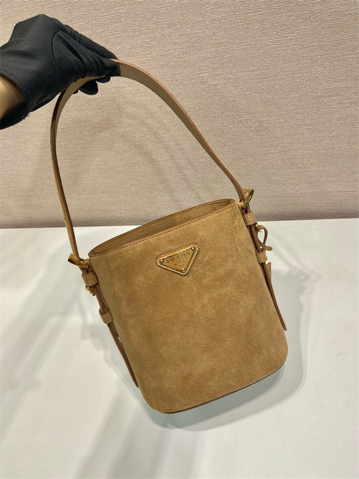 PRADA 프라다 스웨이드 스몰 버킷백 1BE078A 2024/신상