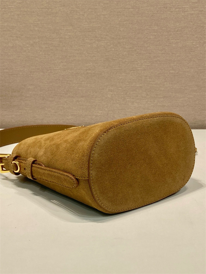 PRADA 프라다 스웨이드 스몰 버킷백 1BE078A 2024/신상