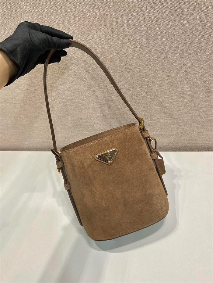 PRADA 프라다 스웨이드 스몰 버킷백 1BE078A 2024/신상