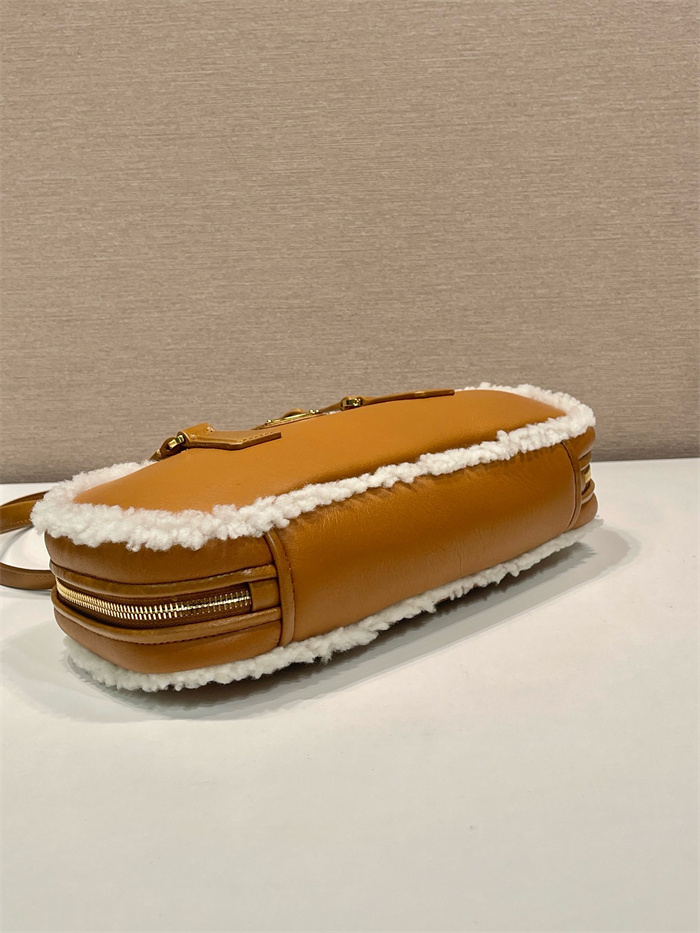 PRADA 프라다 미디움 시어링 레더 토트백 1BB124 2024/신상