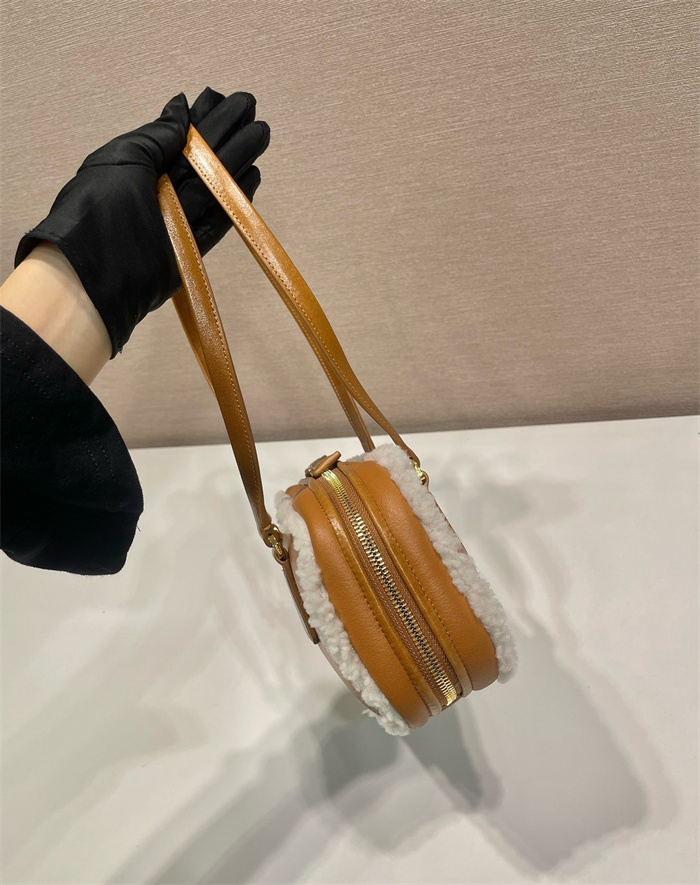 PRADA 프라다 미디움 시어링 레더 토트백 1BB124 2024/신상