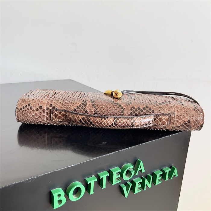 BOTTEGA VENETA 보테가베네타 안디아모 롱 핸들 클러치 크로스백 794945 2024/신상