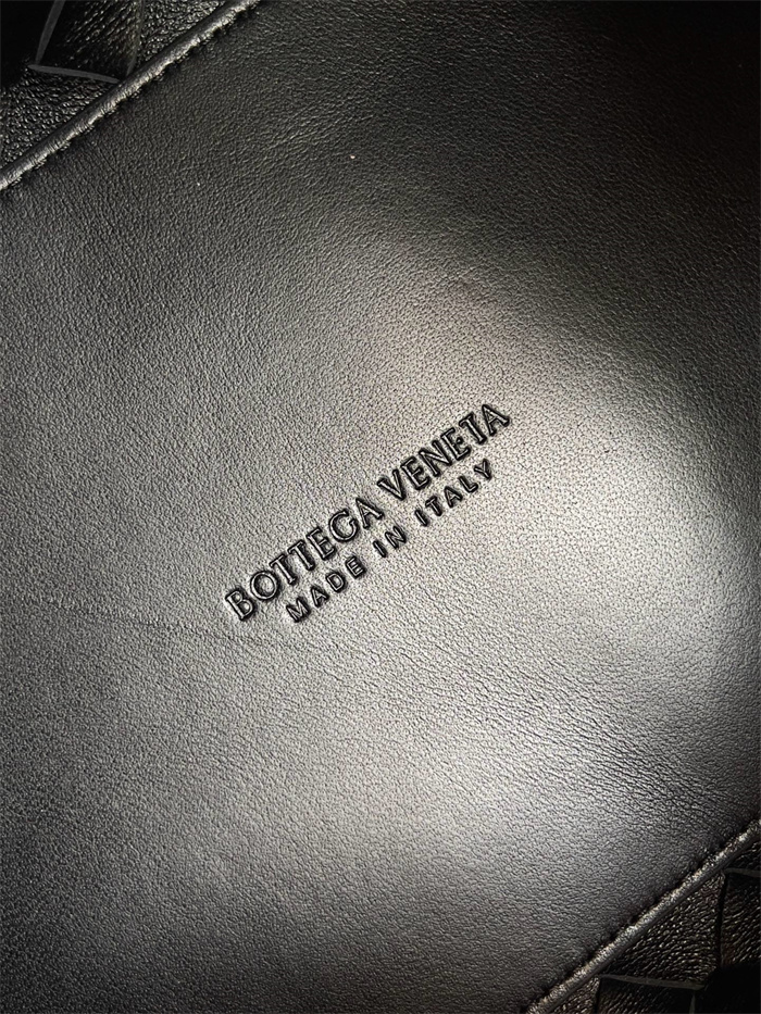 BOTTEGA VENETA 보테가베네타 패러슈트 스몰 크로스백 817175 2024/신상