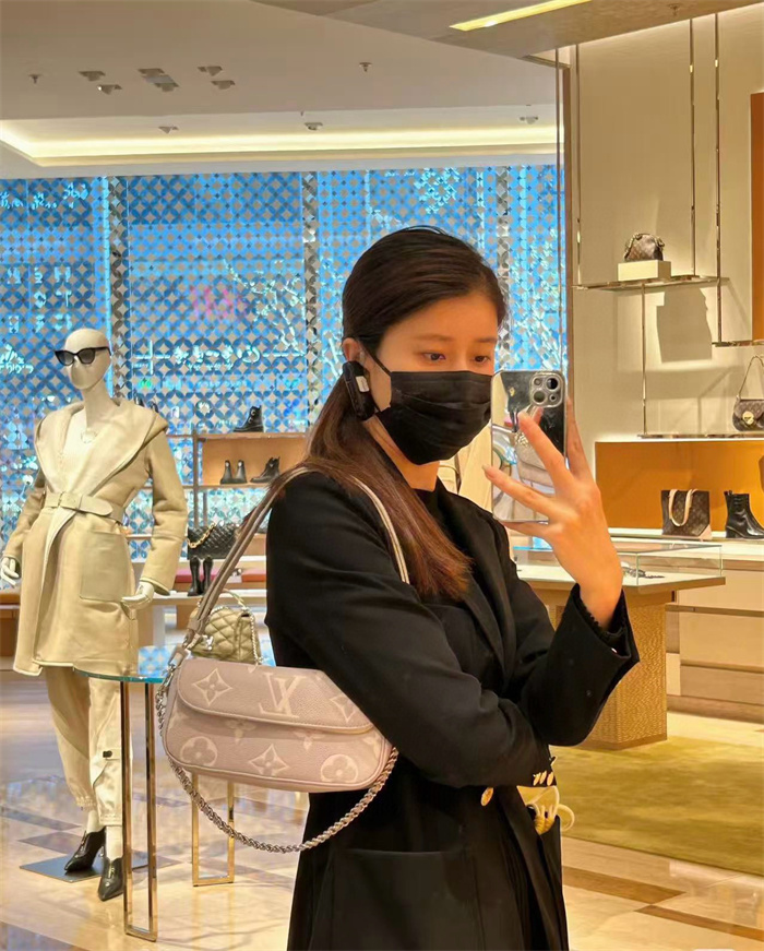  LOUIS VUITTON 루이비통 윌릿 온 체인 숄더백 M82210