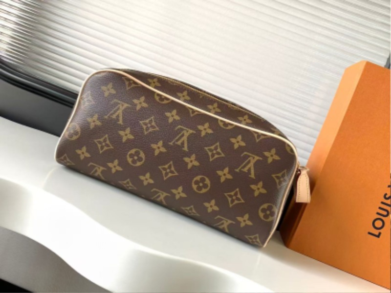 LOUIS VUITTON 루이비통 도프 파우치