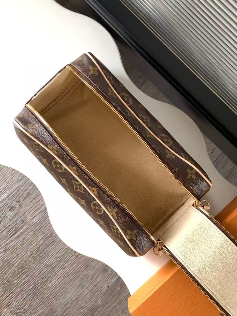 LOUIS VUITTON 루이비통 도프 파우치