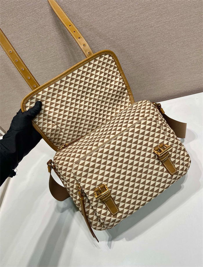 PRADA 프라다 삼각 로고 심볼 자수 리나일론 숄더백 1BD383