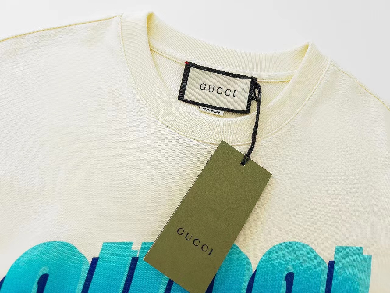 GUCCI 버티컬 모노그램 쇼트 슬리브