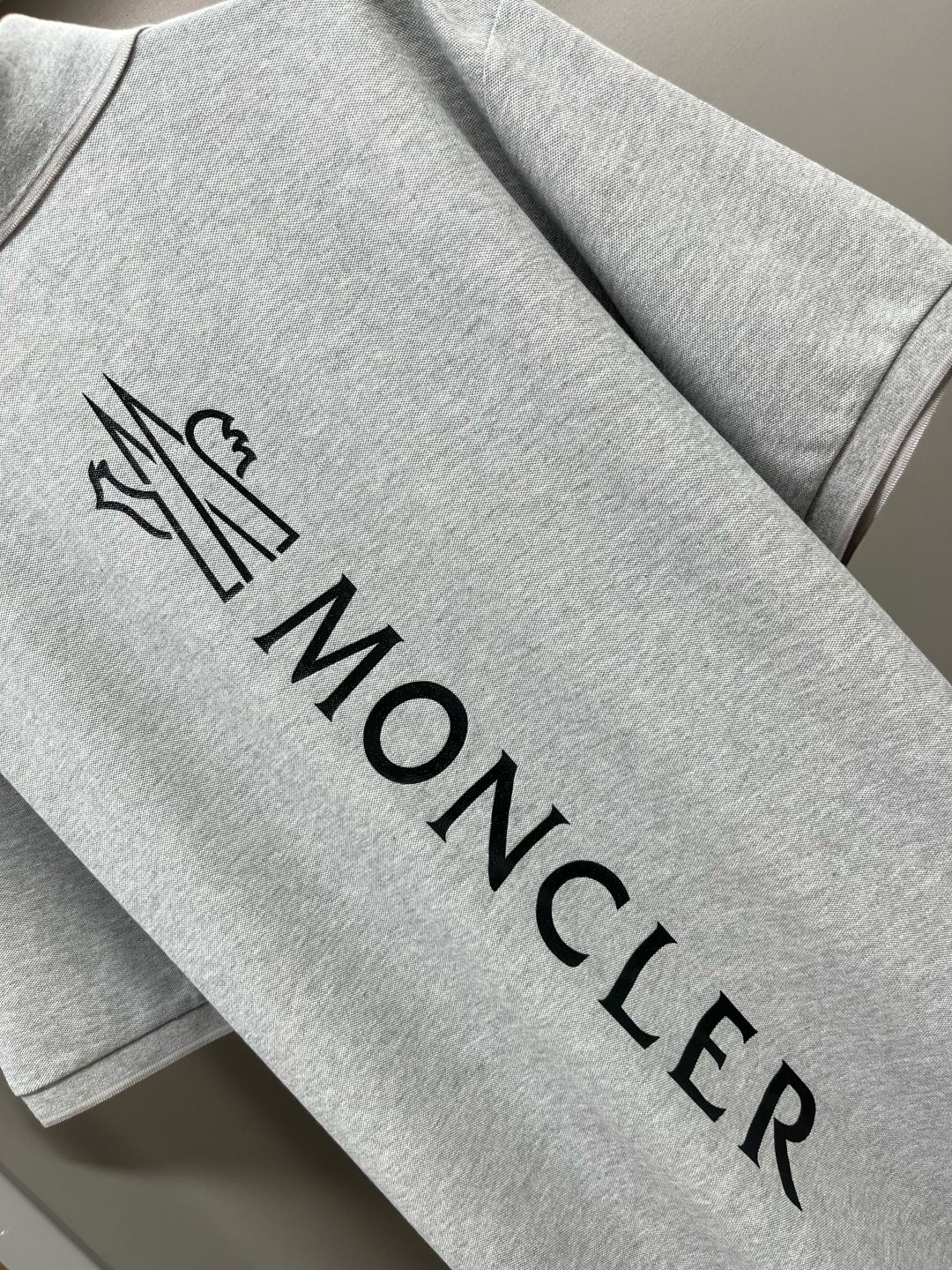몽클레르백프린팅뉴폴로셔츠
