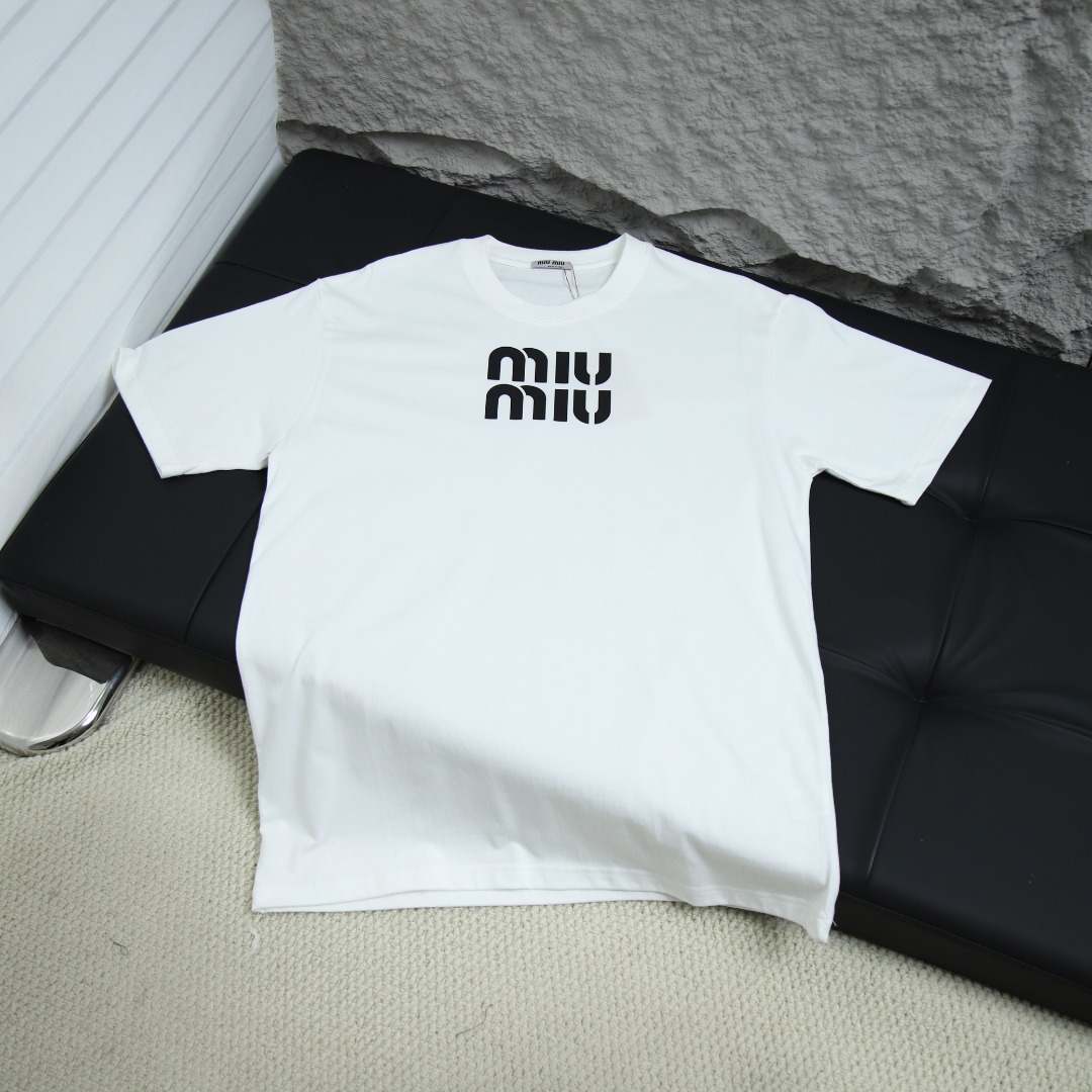 2025ss 봄 신제품 미우미우 라운드넥 쇼트 슬리브 티셔츠 (모델 번호: MIU001).
