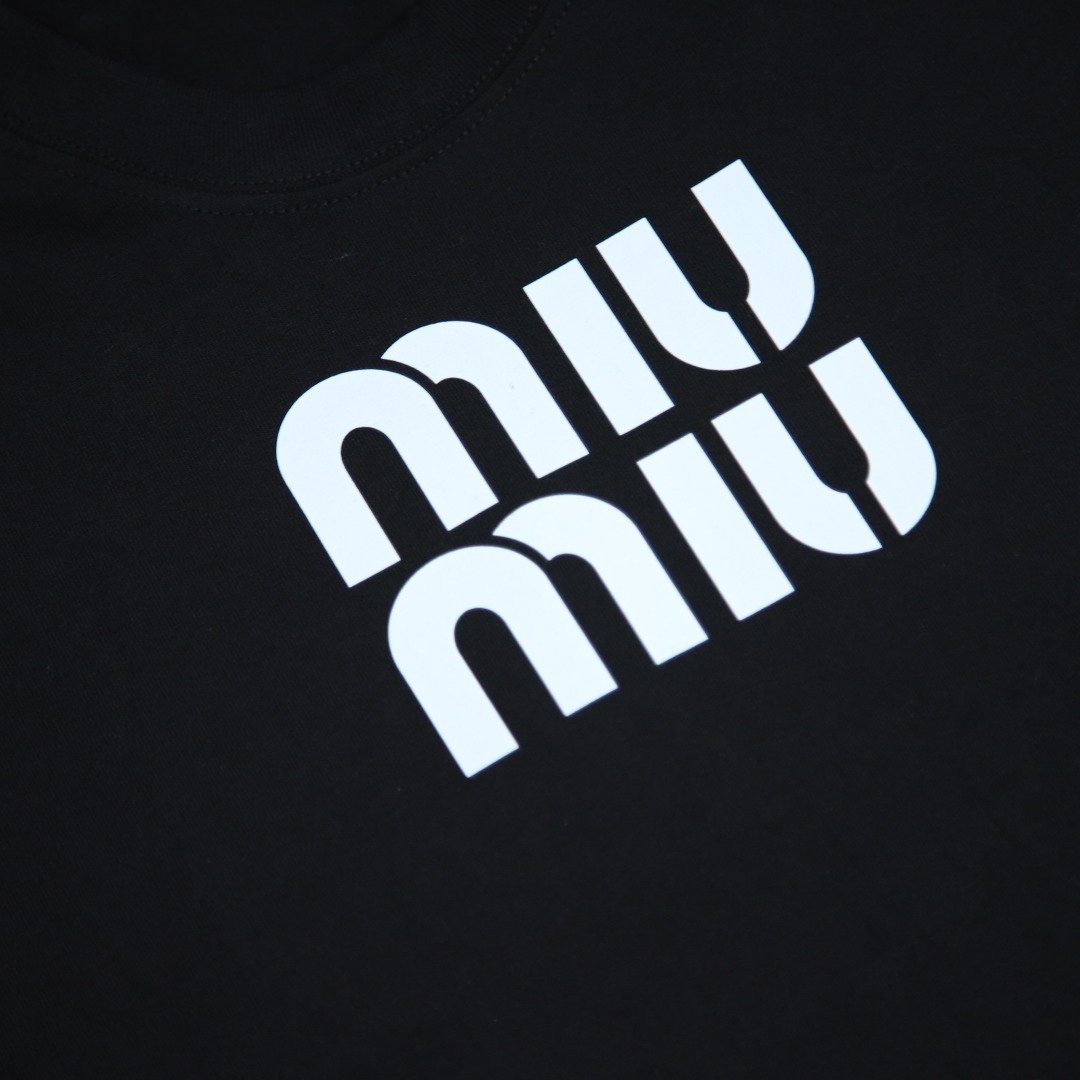 2025ss 봄 신제품 미우미우 라운드넥 쇼트 슬리브 티셔츠 (모델 번호: MIU001).